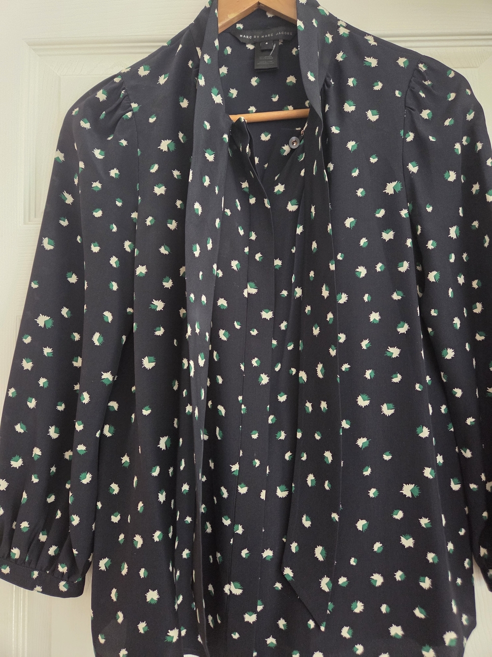 Marc by Marc Jacobs 100% Silk Tie Neck Blouse Size 4 Navy Green Print - Picture 3 of 5
